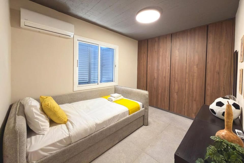 Bed, Bedroom, wardrobe, air conditioner