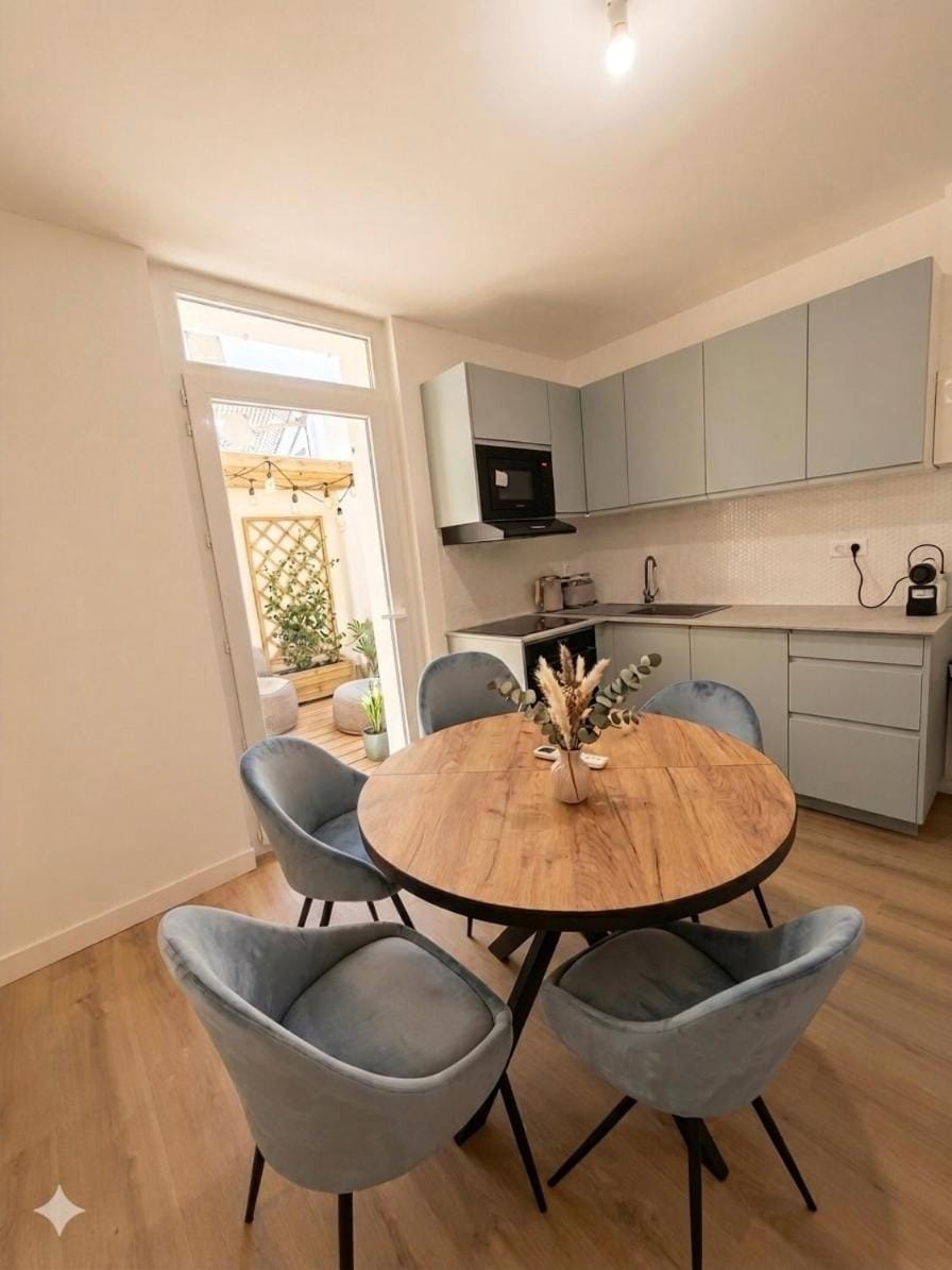 Dining area, kitchen