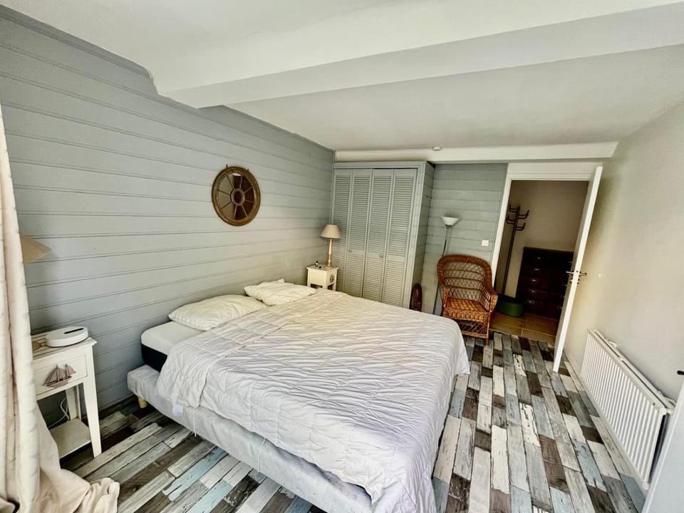 Bed, Photo of the whole room, Bedroom, sunbed, wardrobe