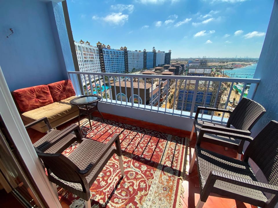 Property building, Sea view, Sea view, Supermarket/grocery shop, Swimming pool, Swimming pool, Swimming pool