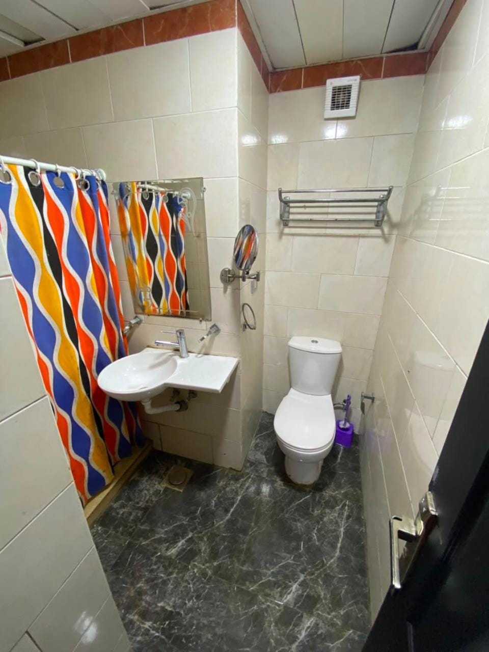Toilet, Property building, Bathroom, Bath