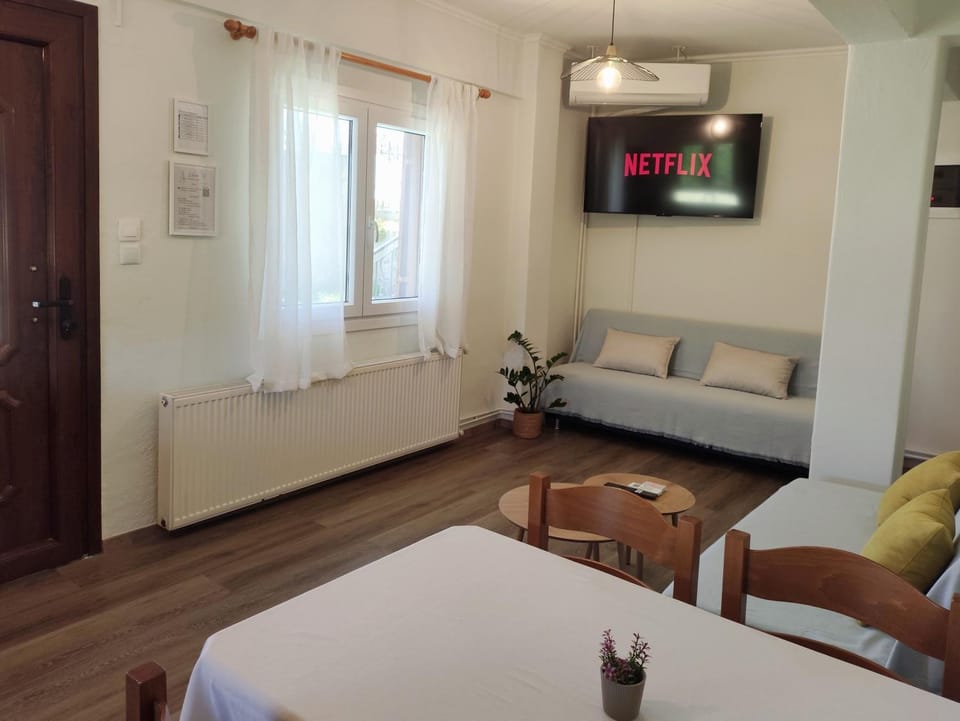 TV and multimedia, Living room, Seating area, Dining area, Inner courtyard view