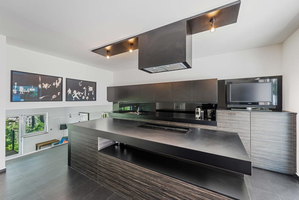 TV and multimedia, Coffee/tea facilities, Kitchen or kitchenette, minibar, oven, stove