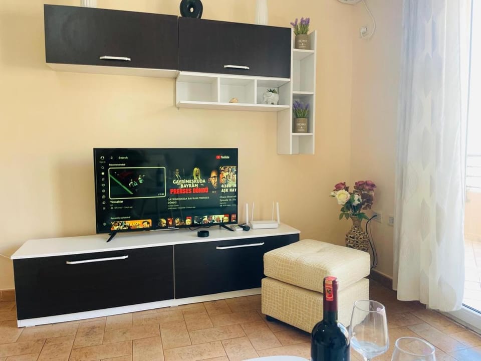 TV and multimedia, Kitchen or kitchenette, Living room