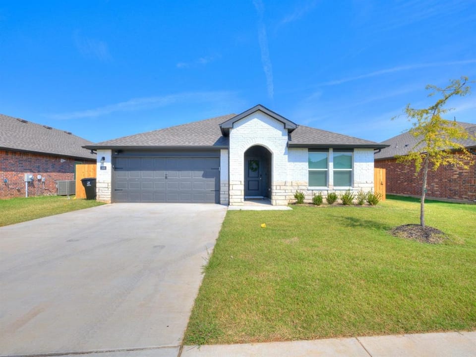Modern Comfort in the Heart of Broken Arrow! Country House in Broken Arrow