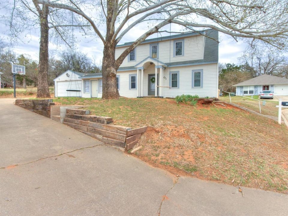 4BR for Rent in Edmond Near UCO Plus Hot Tub Country House in Edmond