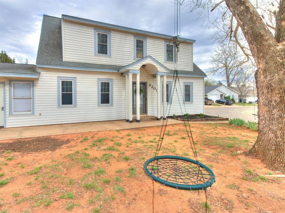 4BR for Rent in Edmond Near UCO Plus Hot Tub Country House in Edmond