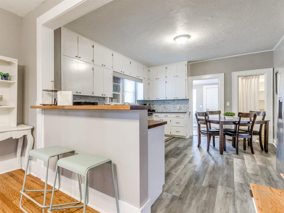 4BR for Rent in Edmond Near UCO Plus Hot Tub Country House in Edmond