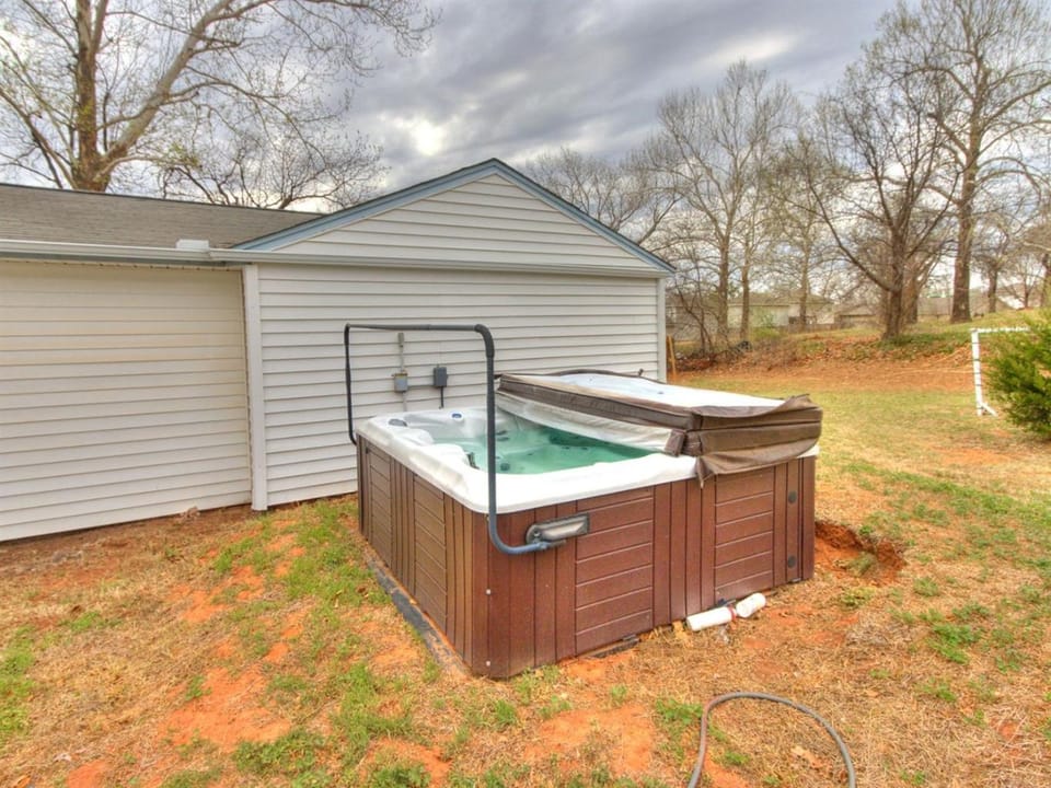 4BR for Rent in Edmond Near UCO Plus Hot Tub Country House in Edmond