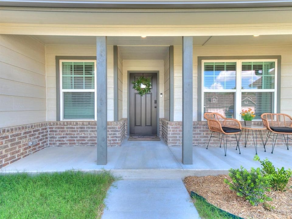 Spacious Retreat with Vaulted Ceilings & Primary Suite! House in Broken Arrow