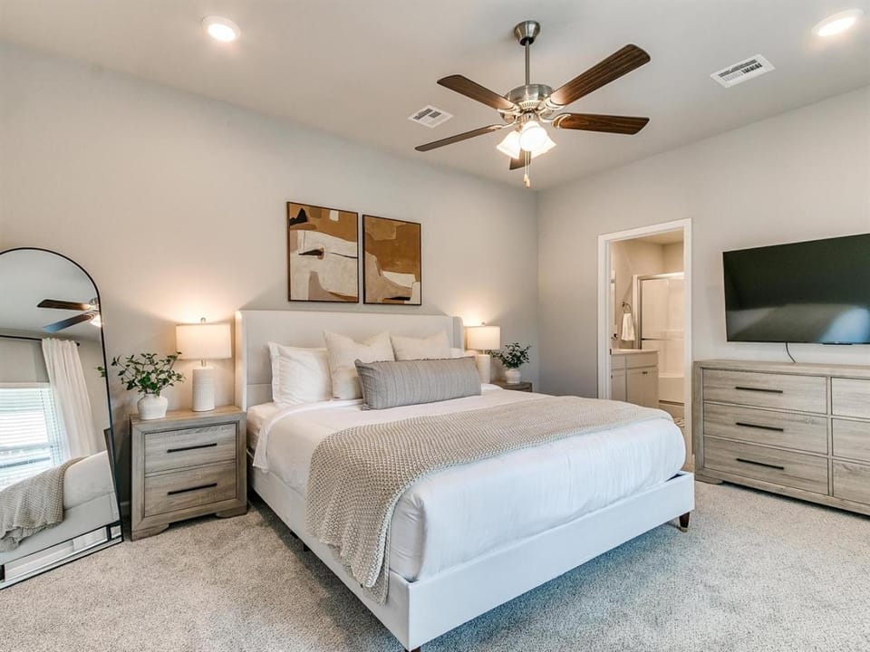 Spacious Retreat with Vaulted Ceilings & Primary Suite! House in Broken Arrow
