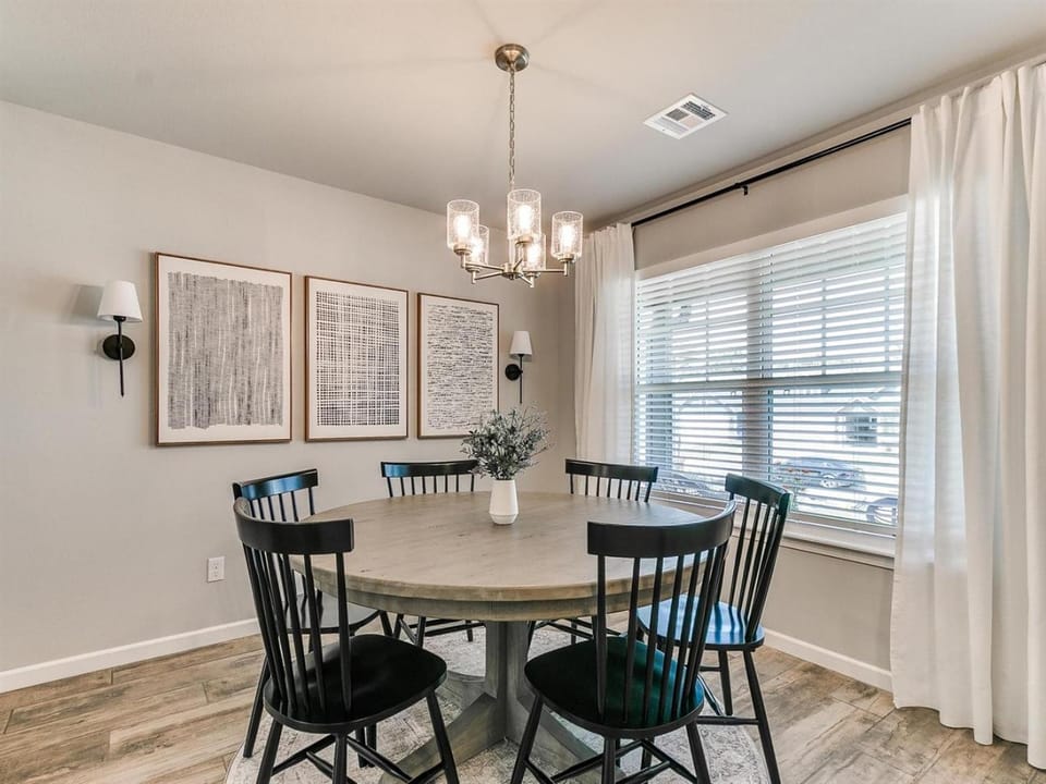 Spacious Retreat with Vaulted Ceilings & Primary Suite! House in Broken Arrow
