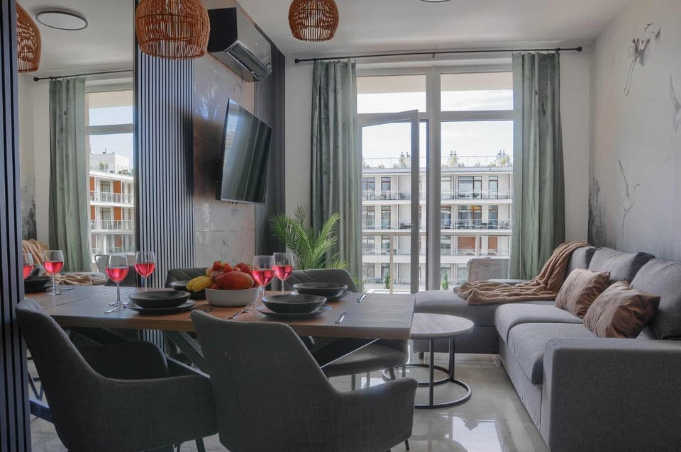 TV and multimedia, View (from property/room), Living room, Seating area, Dining area