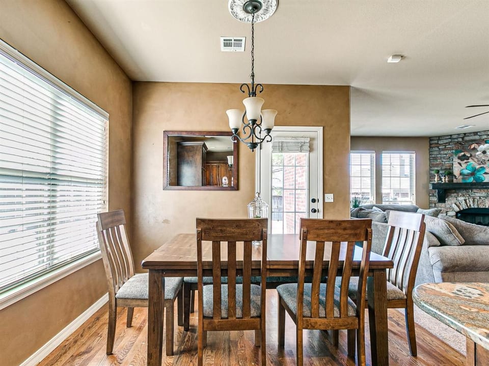 Beautifully Spacious Tulsa Treasure House in Broken Arrow
