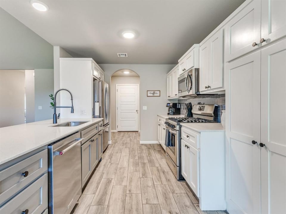 Comfort, Style, and Serenity in One Home! House in Broken Arrow