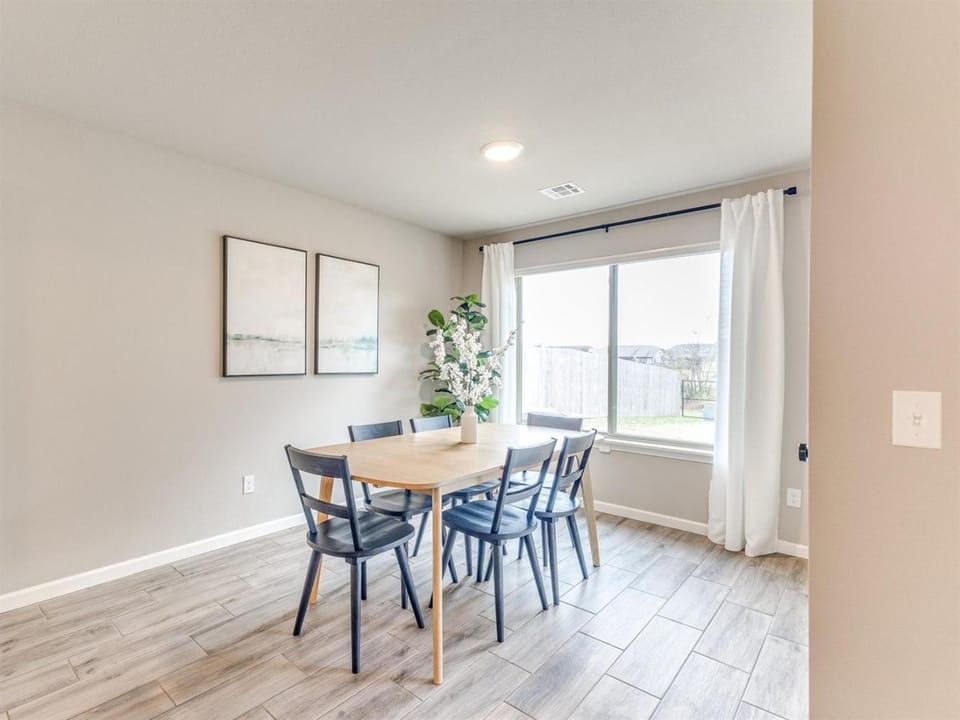 Comfort, Style, and Serenity in One Home! House in Broken Arrow