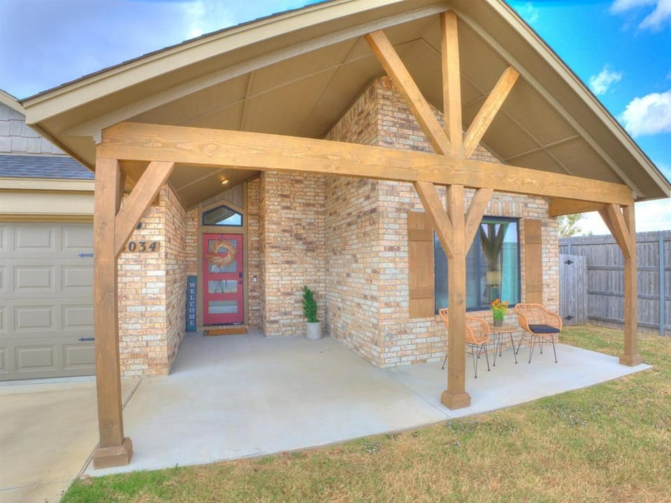 Comfort, Style, and Serenity in One Home! House in Broken Arrow