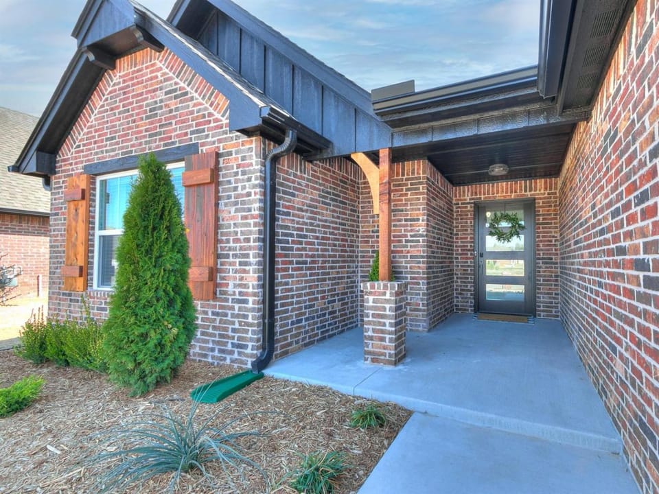 Broken Arrow's Crown Jewel Where Comfort Meets Luxury House in Broken Arrow