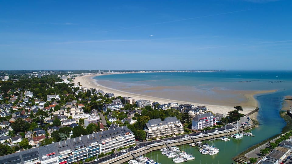 Nearby landmark, Bird's eye view