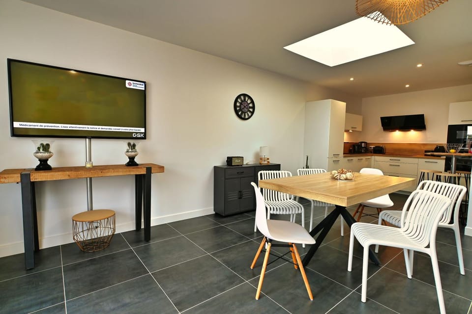 TV and multimedia, Kitchen or kitchenette, Living room, Dining area