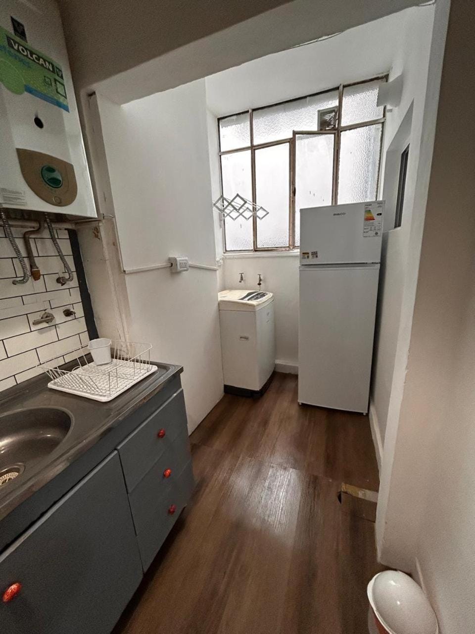 Kitchen or kitchenette, oven, washing machine