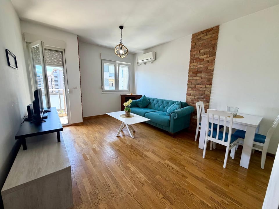 City Kvart Apartments - Steps Away from Shopping Mall Big Fashion Apartment in Podgorica