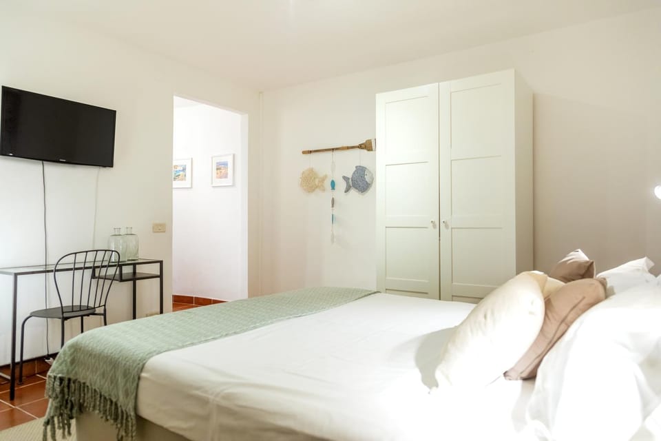Shower, Patio, Restaurant/places to eat, Bed, Bathroom, Dining area, Beach, Bedroom, On site, Supermarket/grocery shop, Swimming pool