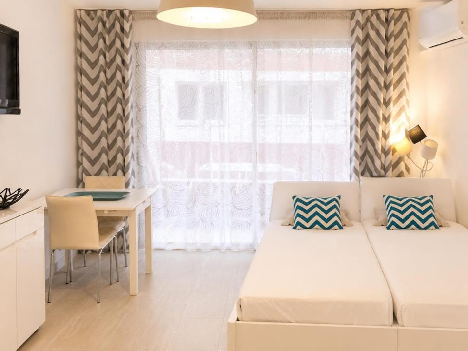 Le Héliodore , Air conditioning, Beaches 5 minutes away on foot Apartment in Antibes
