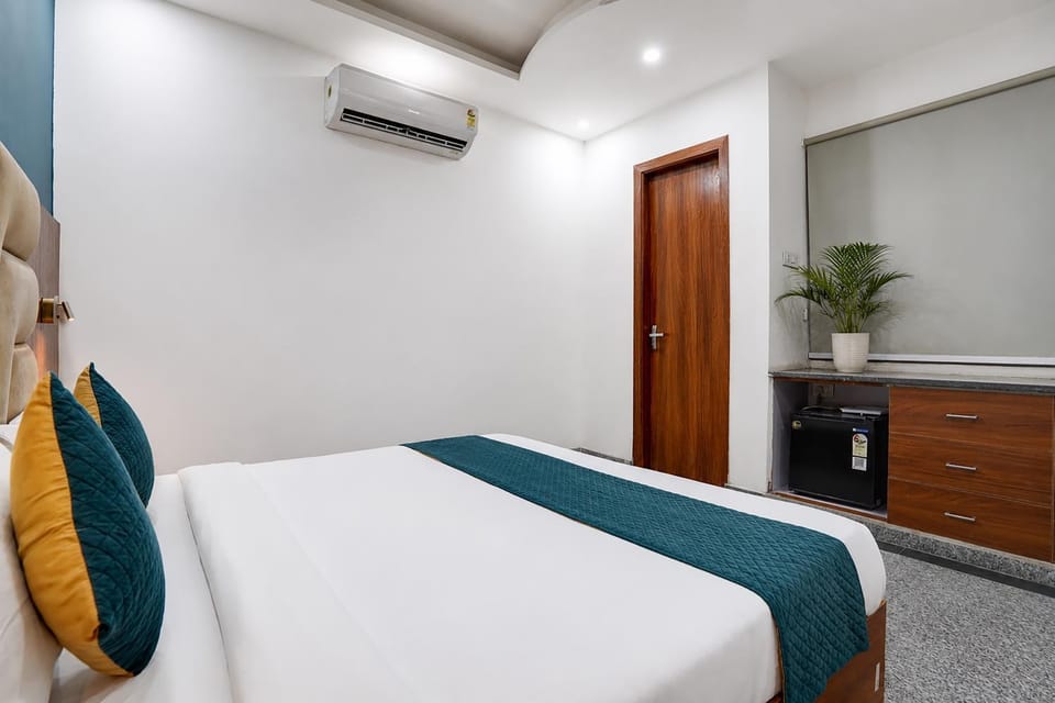 Bedroom, wardrobe, air conditioner