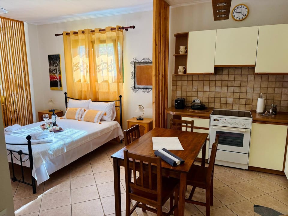Bed, Dining area, kitchen