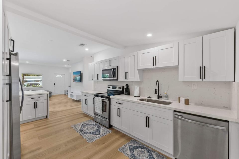 12 mins from Brickell Downtown-Parking-BBQ area House in Coconut Grove