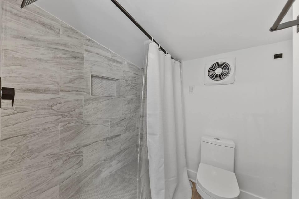 12 min to Brickell-Downtown-Outdoor space-BBQ Apartment in Coconut Grove