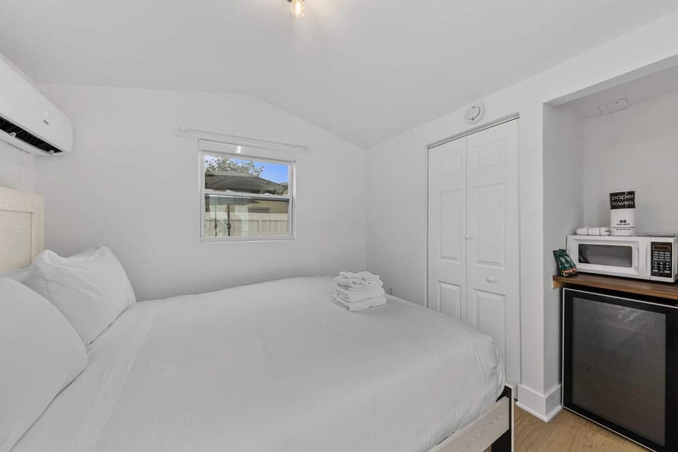 12 min to Brickell-Downtown-Outdoor space-BBQ Apartment in Coconut Grove