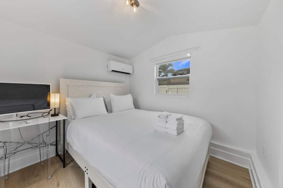 12 min to Brickell-Downtown-Outdoor space-BBQ Apartment in Coconut Grove