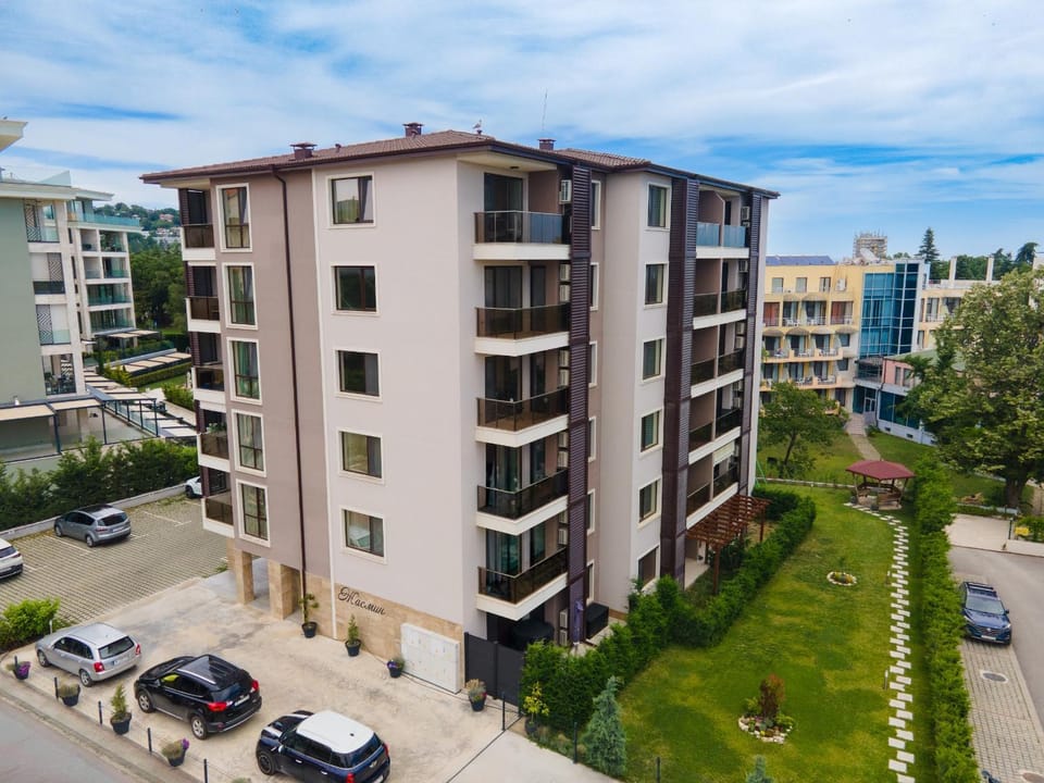 Property building, Day, Natural landscape, Parking