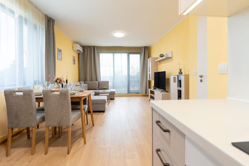 TV and multimedia, Living room, Dining area, air conditioner