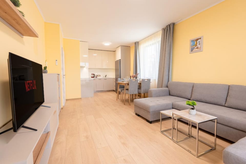 TV and multimedia, Living room, Seating area, Dining area, kitchen