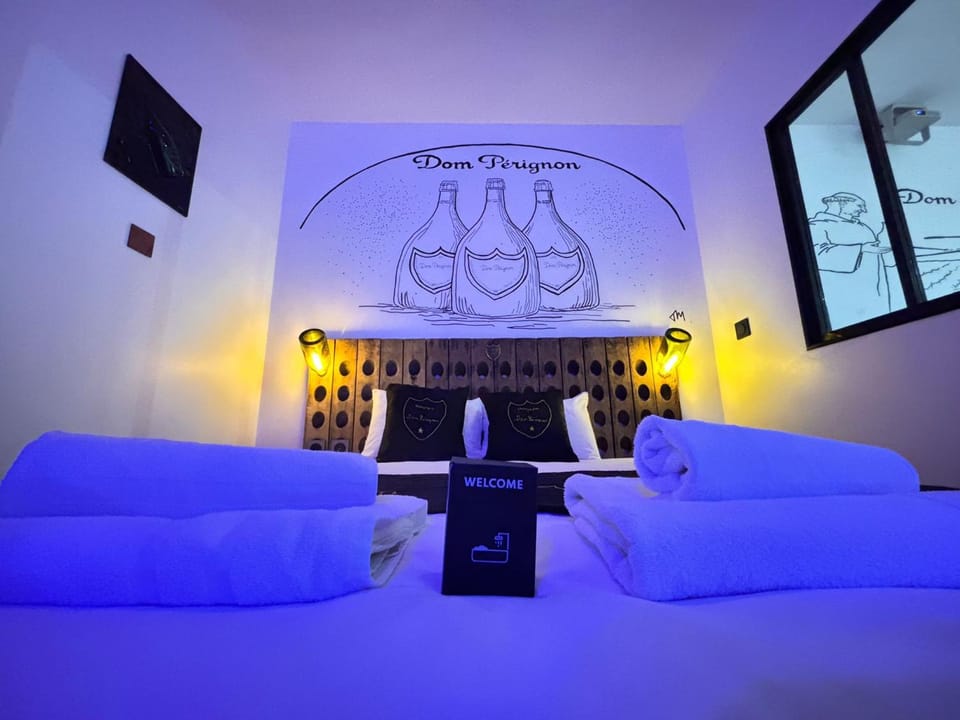 La suite Dom Perignon jacuzzi et sauna au centre Apartment in Epernay