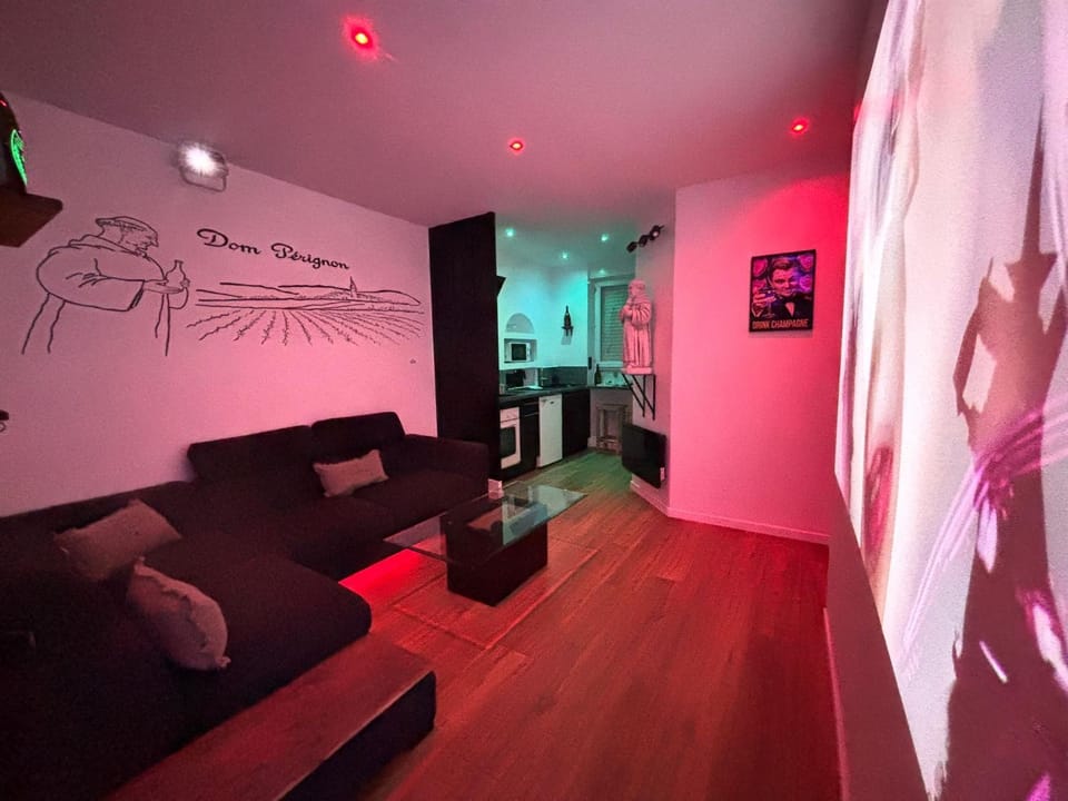 Communal lounge/ TV room, TV and multimedia, Living room, Seating area