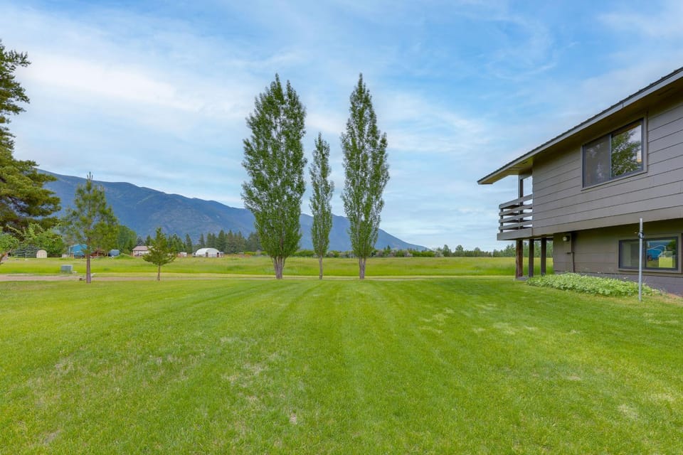 Private Mountain View Retreat Near Glacier House in Idaho