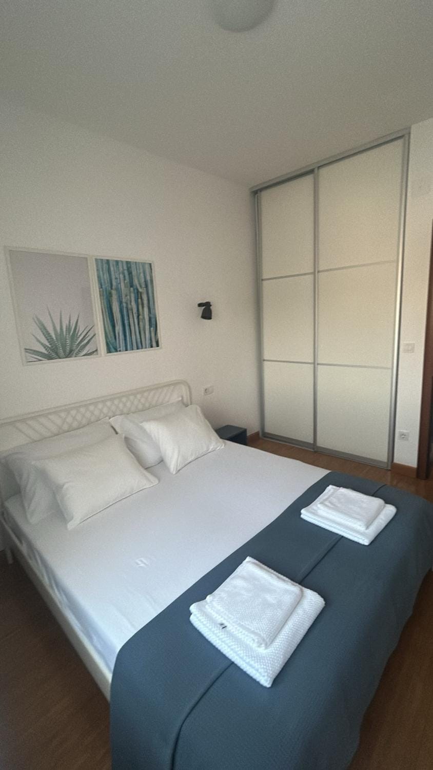 Bed, towels