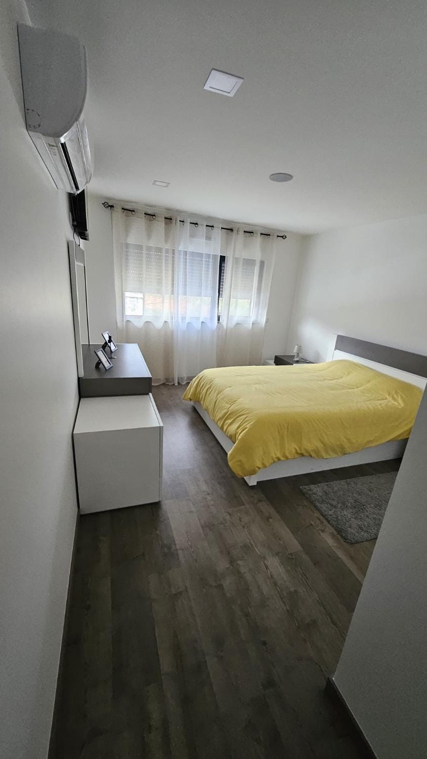Bed, TV and multimedia, air conditioner