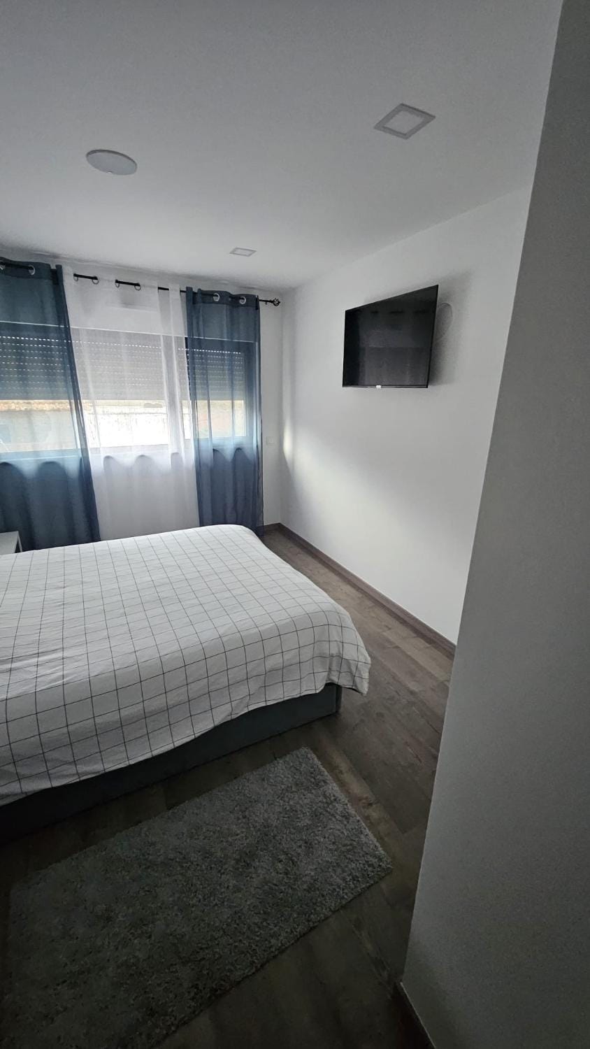 Bed, TV and multimedia, Bedroom
