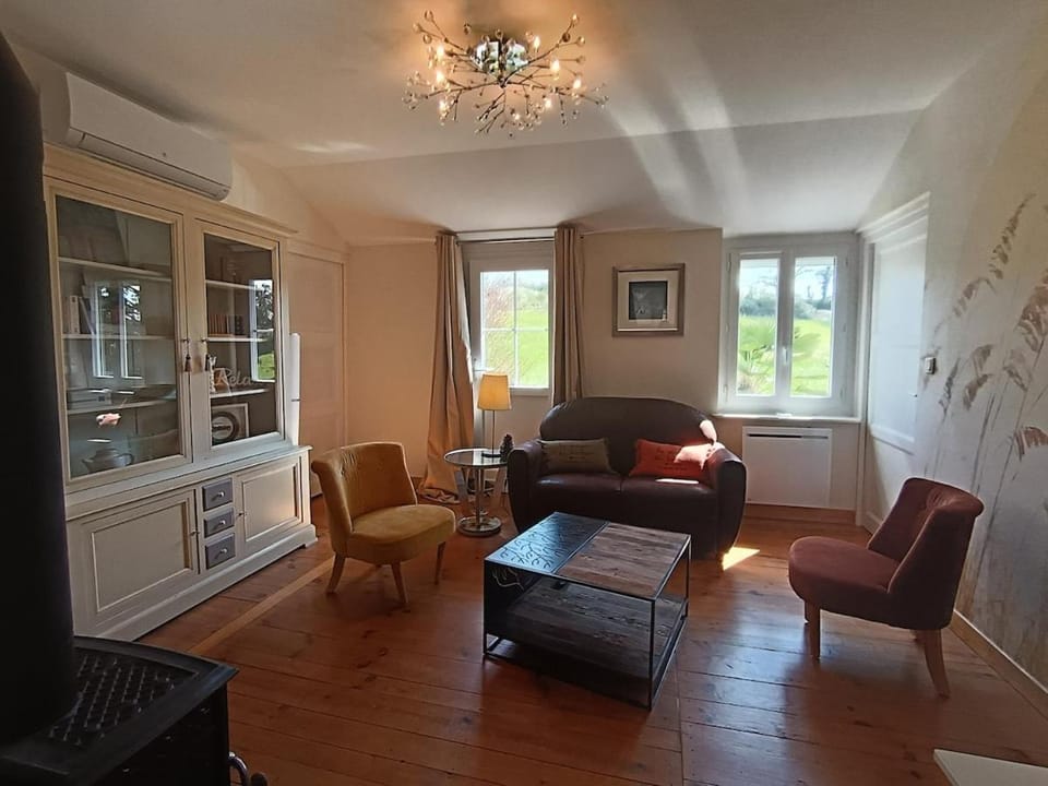 TV and multimedia, Living room, Seating area, air conditioner