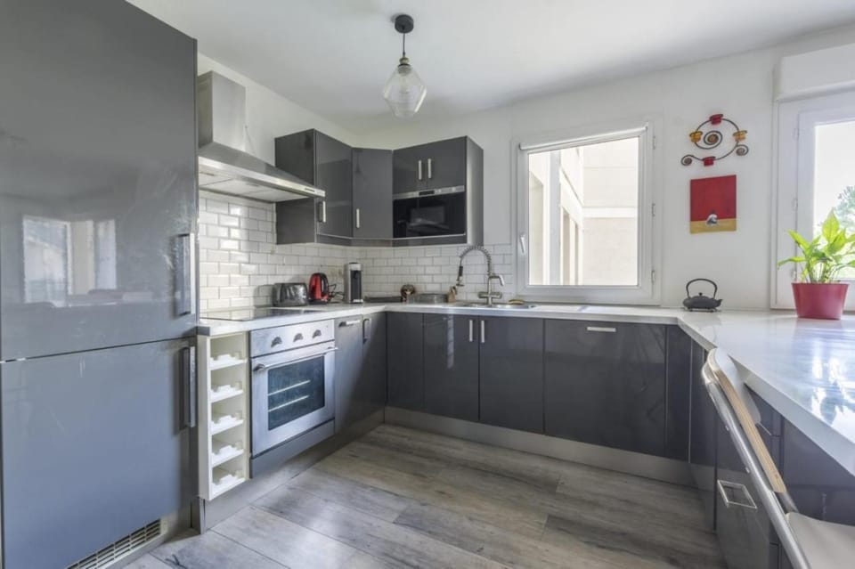 Beautiful Port Marianne Apt, Private Parking, 4 people Apartment in Montpellier
