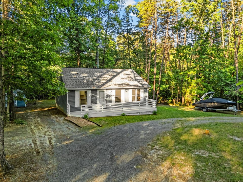 Lake Anna Cottage w Community Beach & Boat Launch Chalet in Lake Anna