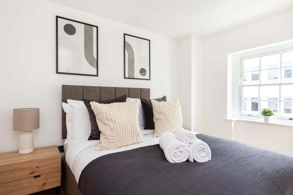 Property building, Bed, Photo of the whole room, Bedroom, towels