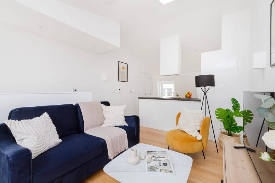 TV and multimedia, Kitchen or kitchenette, Living room, Photo of the whole room, Seating area