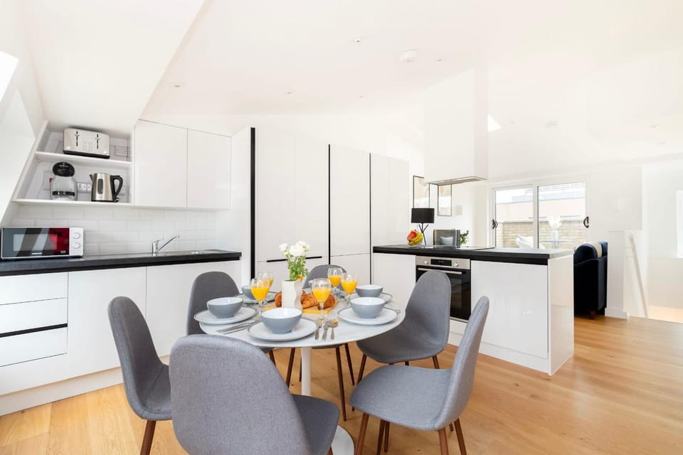 Coffee/tea facilities, Kitchen or kitchenette, Living room, Food and drinks, Seating area, Dining area, Food, stove, toaster