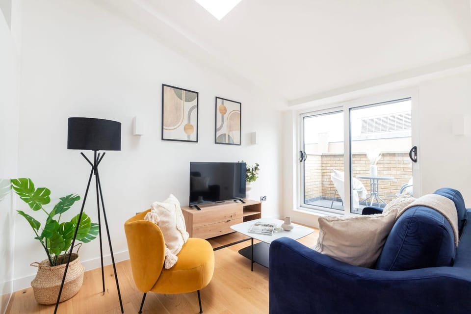 Patio, TV and multimedia, Living room, Seating area, Evening entertainment